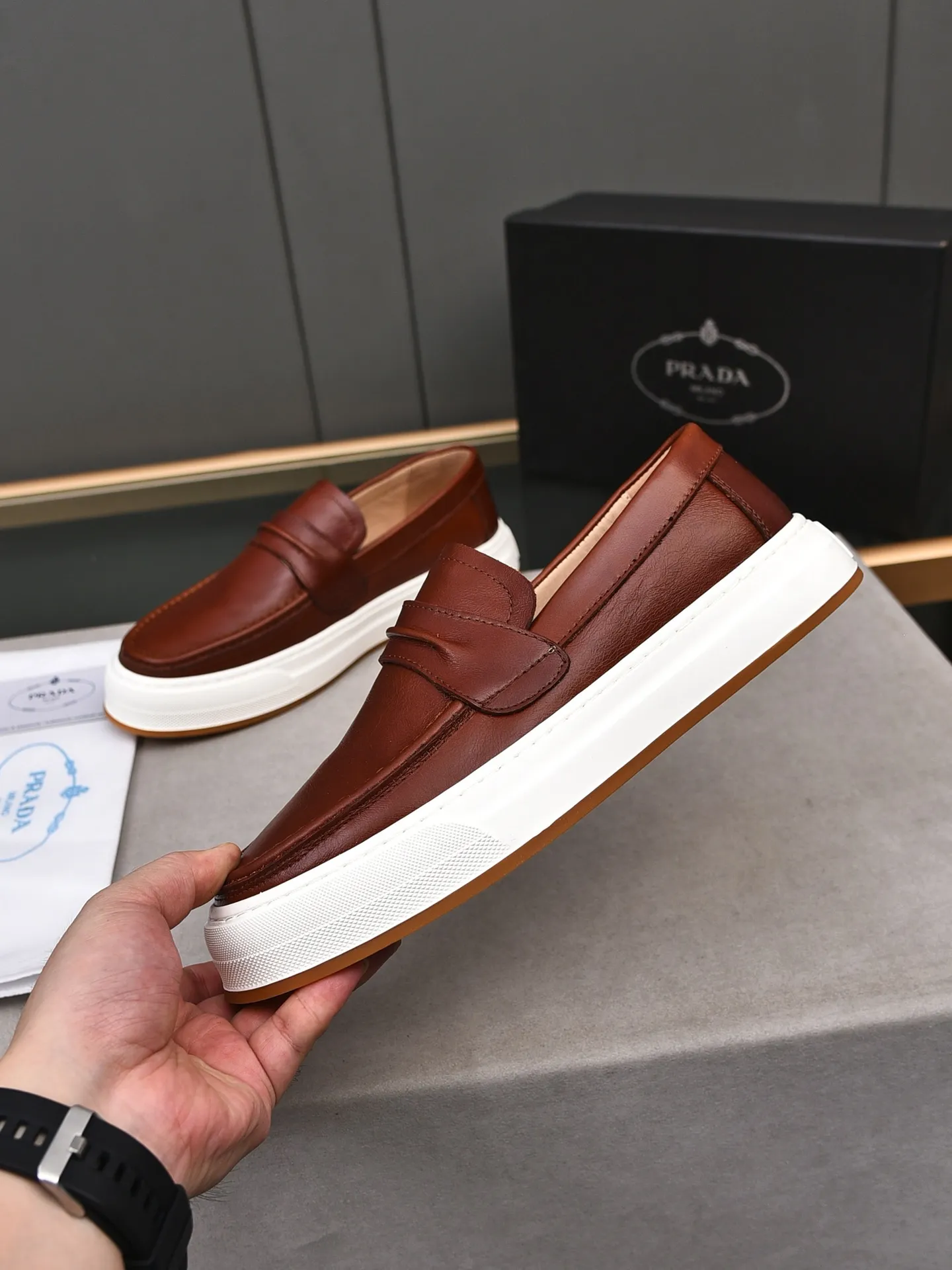 👟👟👟Men's Men's Shoes💰P440 [Top Cowhide]🆕🔥New Updates🔥👟PRADA (Prada) new products are released, imported soft cowhide, fashionable to allow air to penetrate the entire shoe, Niu B's shoes [strong] bring an extremely comfortable and breathable feeling! Beautiful inside and out! Exquisite workmanship, top-grade cowhide material, 😌Size: 38~44, single color choice.